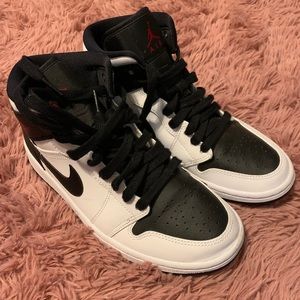 Women’s Air Jordan 1 Mid Black & White